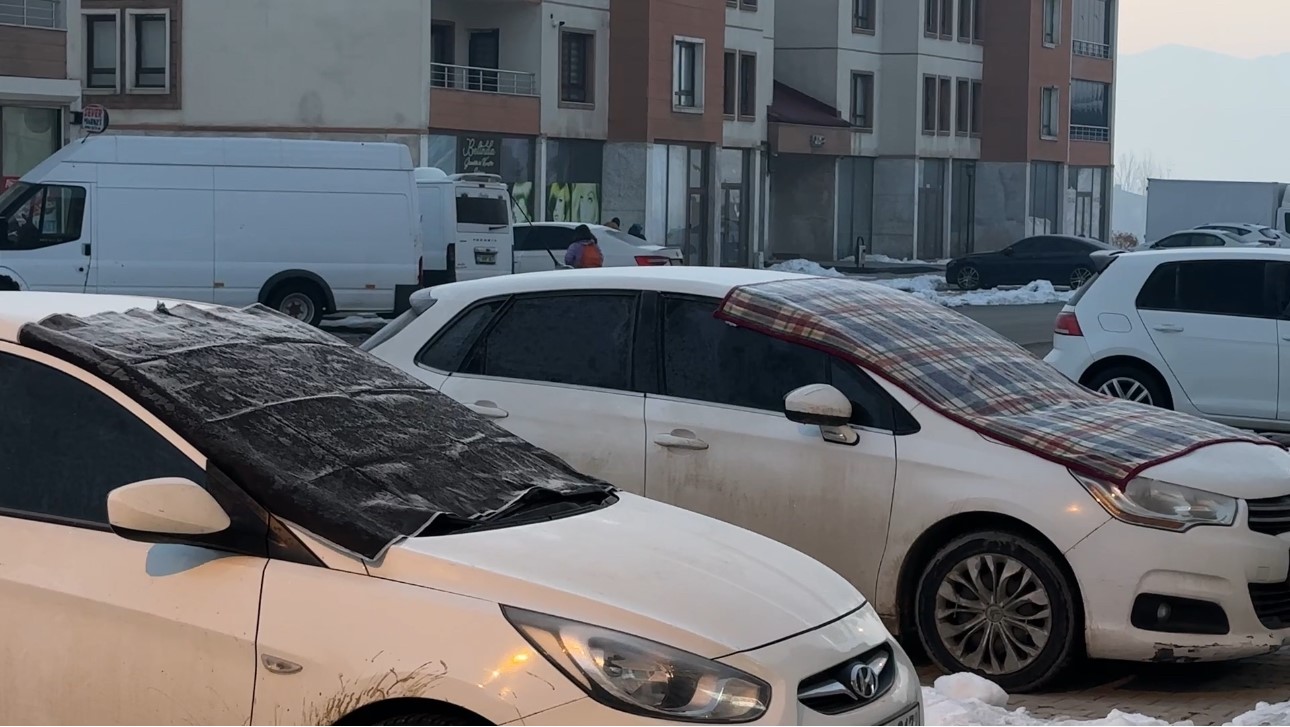 yuksekovada dondurucu soguklar vatandaslar araclarini battaniye ve brandalarla koruyor 6 93lSihkG