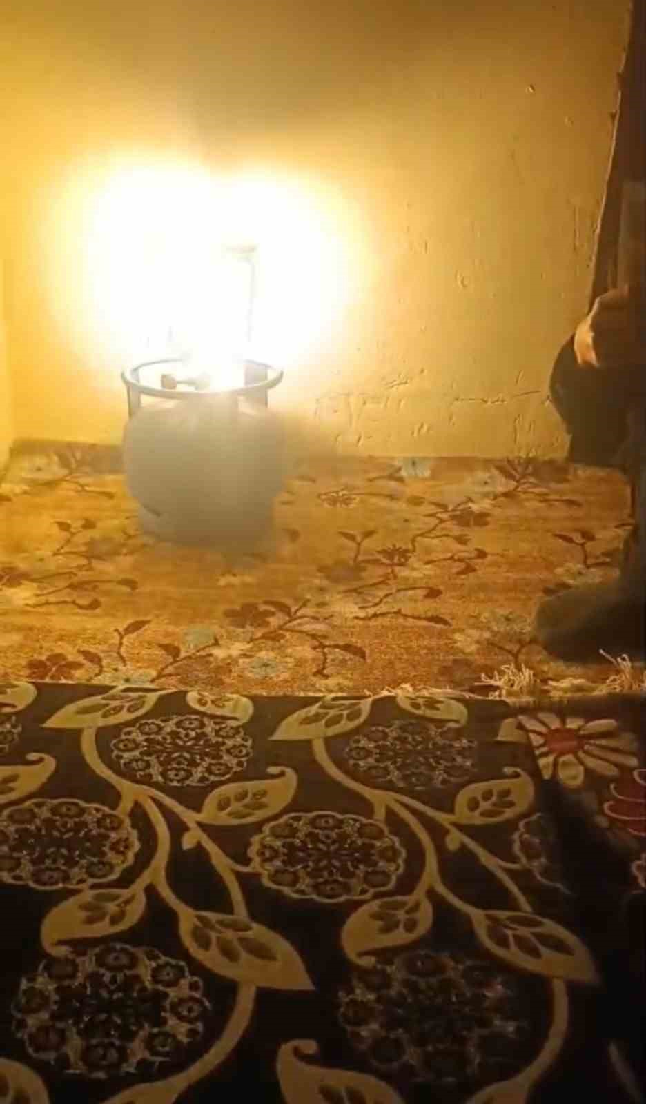 yuksekovada elektrik cilesi ogrenciler luks lambasi isiginda ders calisiyor 1 hIHVdT1S