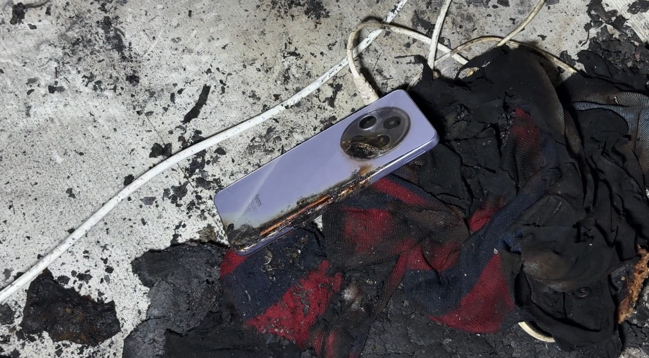 Yüksekova’da evde patlayan telefon yürekleri ağza getirdi: Kartal ailesi ölümden döndü 6 yuksekovada evde patlayan telefon yurekleri agza getirdi kartal ailesi olumden dondu 2 7DzOWiPk