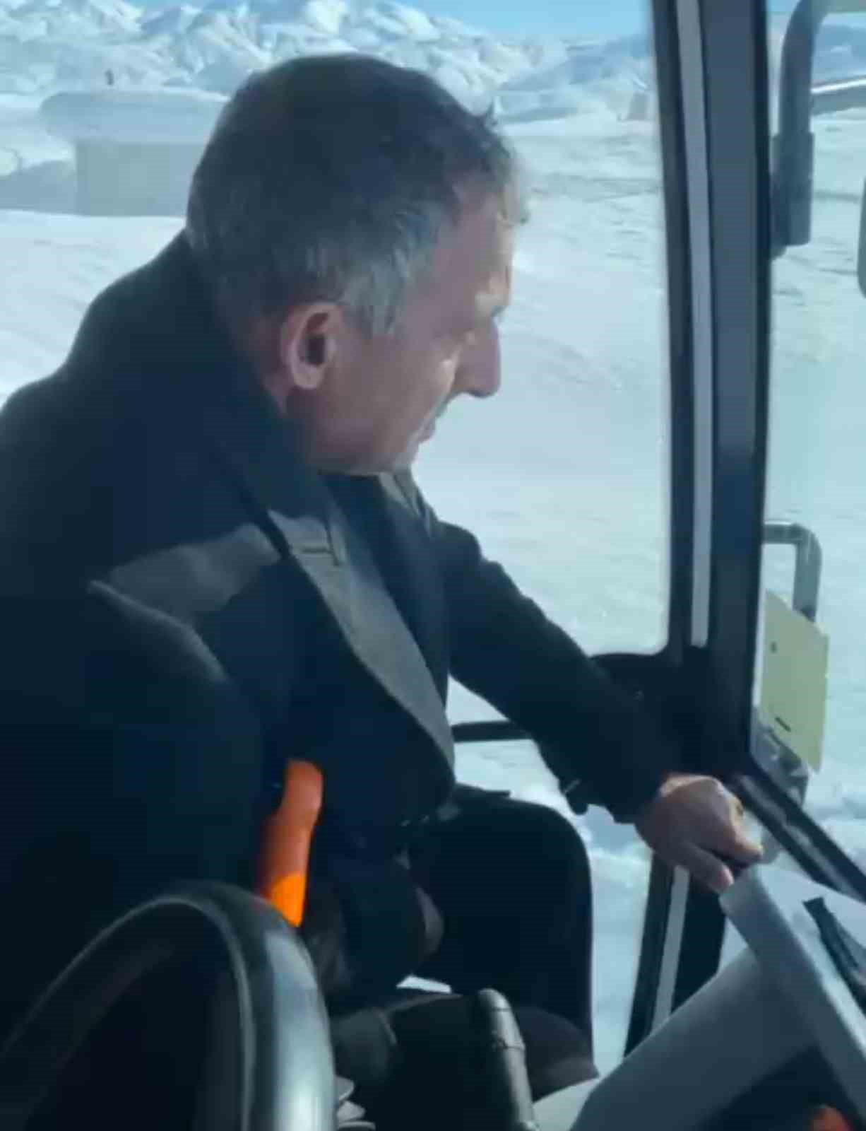 Yüksekova’da film sahnelerini aratmayan görüntüler: Hastayı kurtarmak için traktörle seferber oldular 10 yuksekovada film sahnelerini aratmayan goruntuler hastayi kurtarmak icin traktorle seferber oldular 6 jFPhnnYy