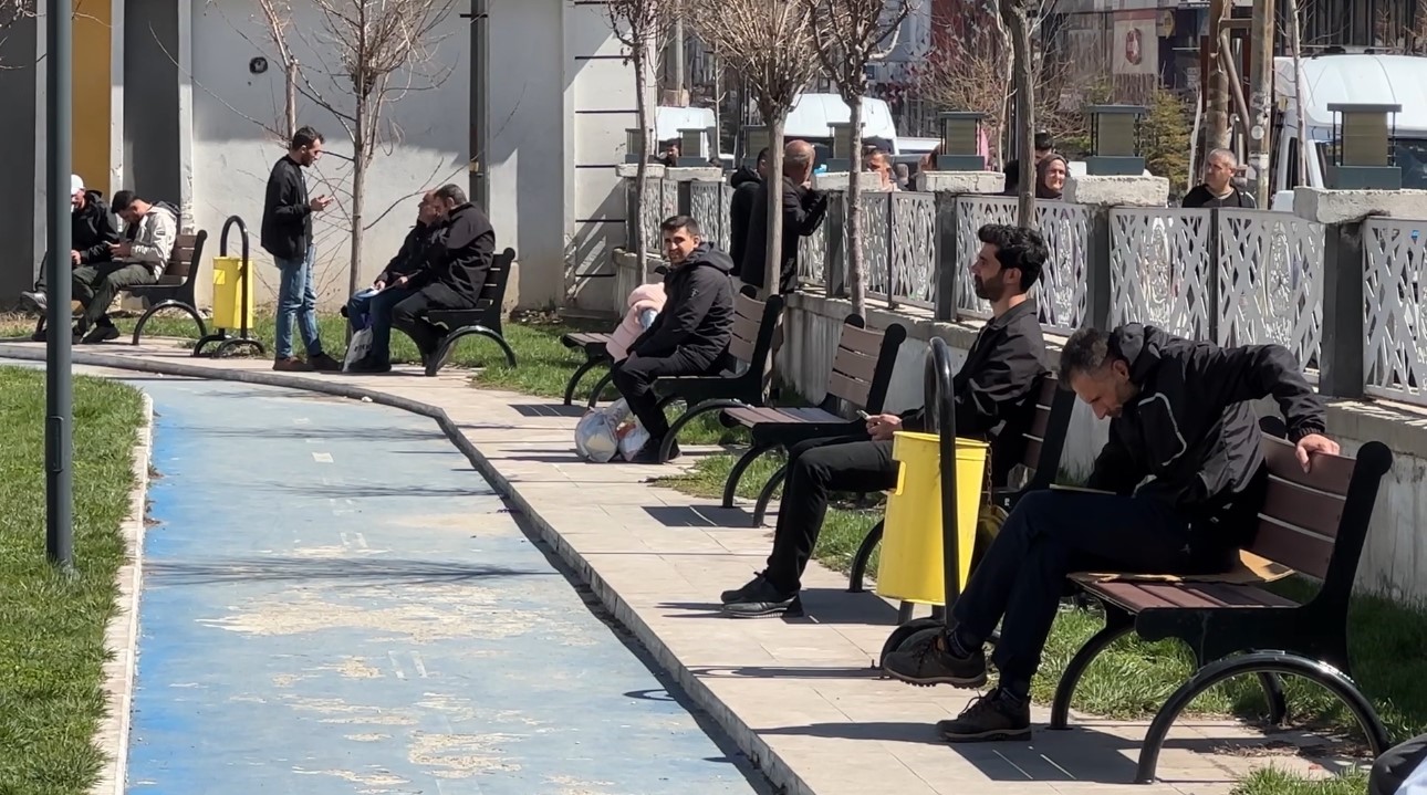 yuksekovada gunes yuzunu gosterdi vatandaslar parklara akin etti 2 LerYVH8c
