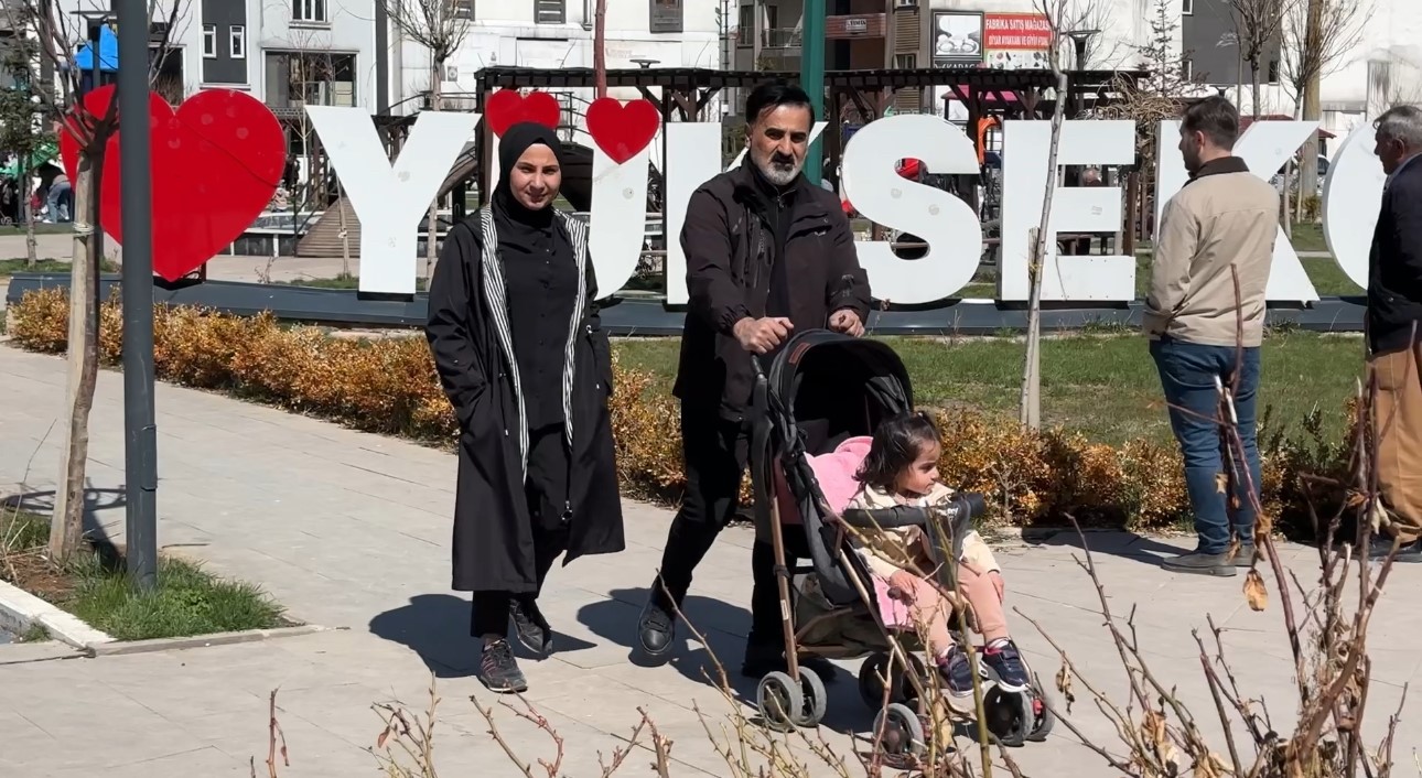 yuksekovada gunes yuzunu gosterdi vatandaslar parklara akin etti 3 JriWhXuE