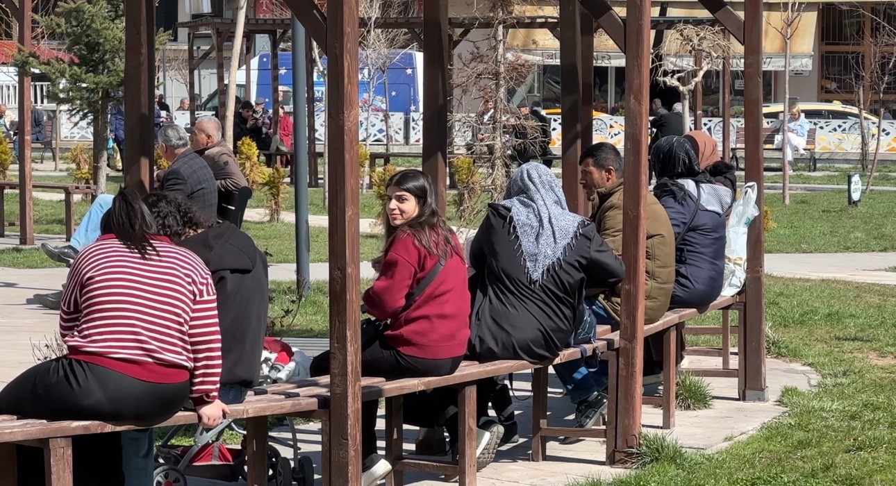yuksekovada gunes yuzunu gosterdi vatandaslar parklara akin etti 4 4bKnu9Vw