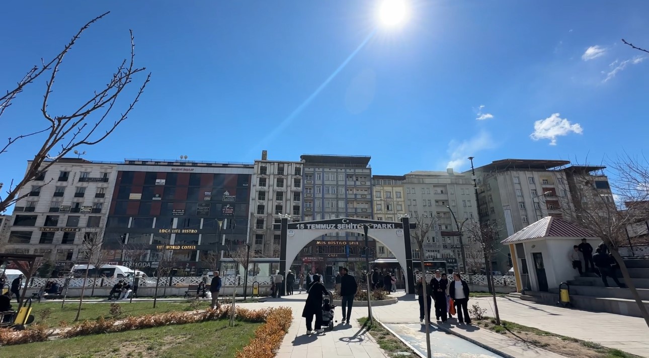 yuksekovada gunes yuzunu gosterdi vatandaslar parklara akin etti 6 DdjWZJ7K