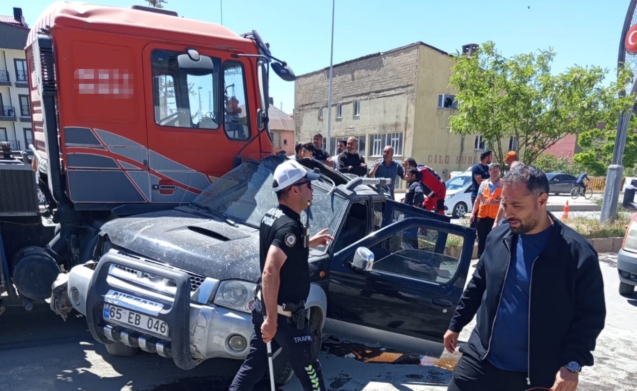 Yüksekova’da hafif ticari araç ile vinç çarpıştı: 1 yaralı 4 yuksekovada hafif ticari arac ile vinc carpisti 1 yarali 0 Ukfv2MPD