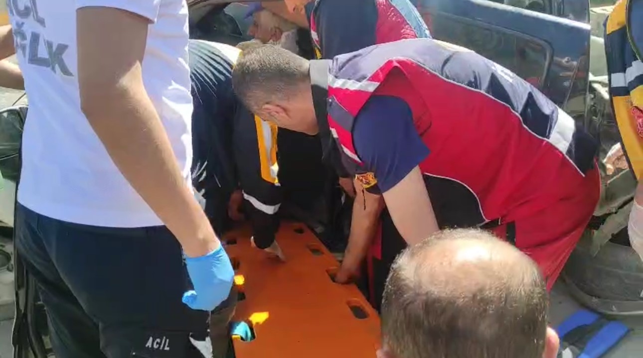 Yüksekova’da hafif ticari araç ile vinç çarpıştı: 1 yaralı 6 yuksekovada hafif ticari arac ile vinc carpisti 1 yarali 2 qZJZaesL