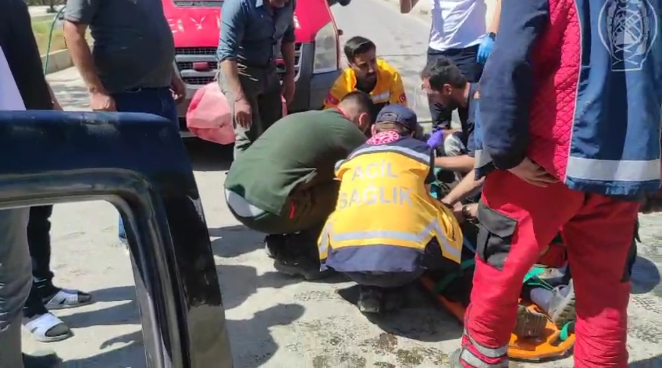 Yüksekova’da hafif ticari araç ile vinç çarpıştı: 1 yaralı 7 yuksekovada hafif ticari arac ile vinc carpisti 1 yarali 3 SrTvnlYN