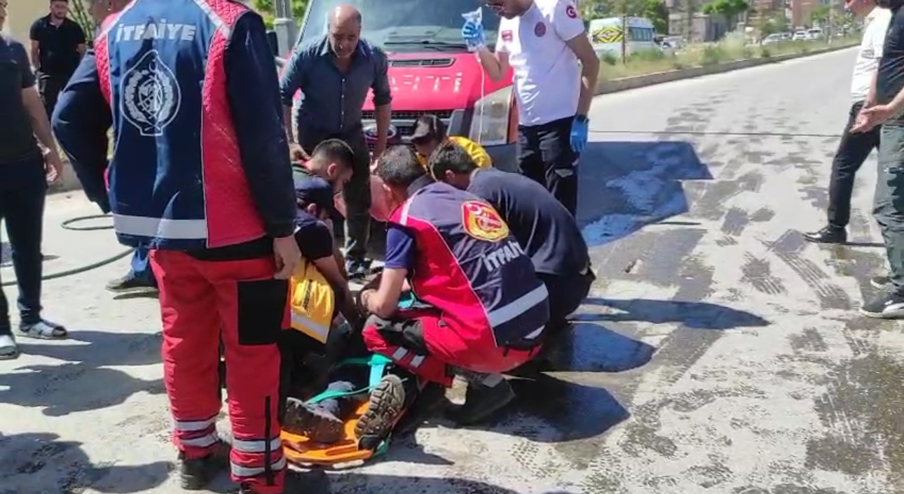 Yüksekova’da hafif ticari araç ile vinç çarpıştı: 1 yaralı 8 yuksekovada hafif ticari arac ile vinc carpisti 1 yarali 4
