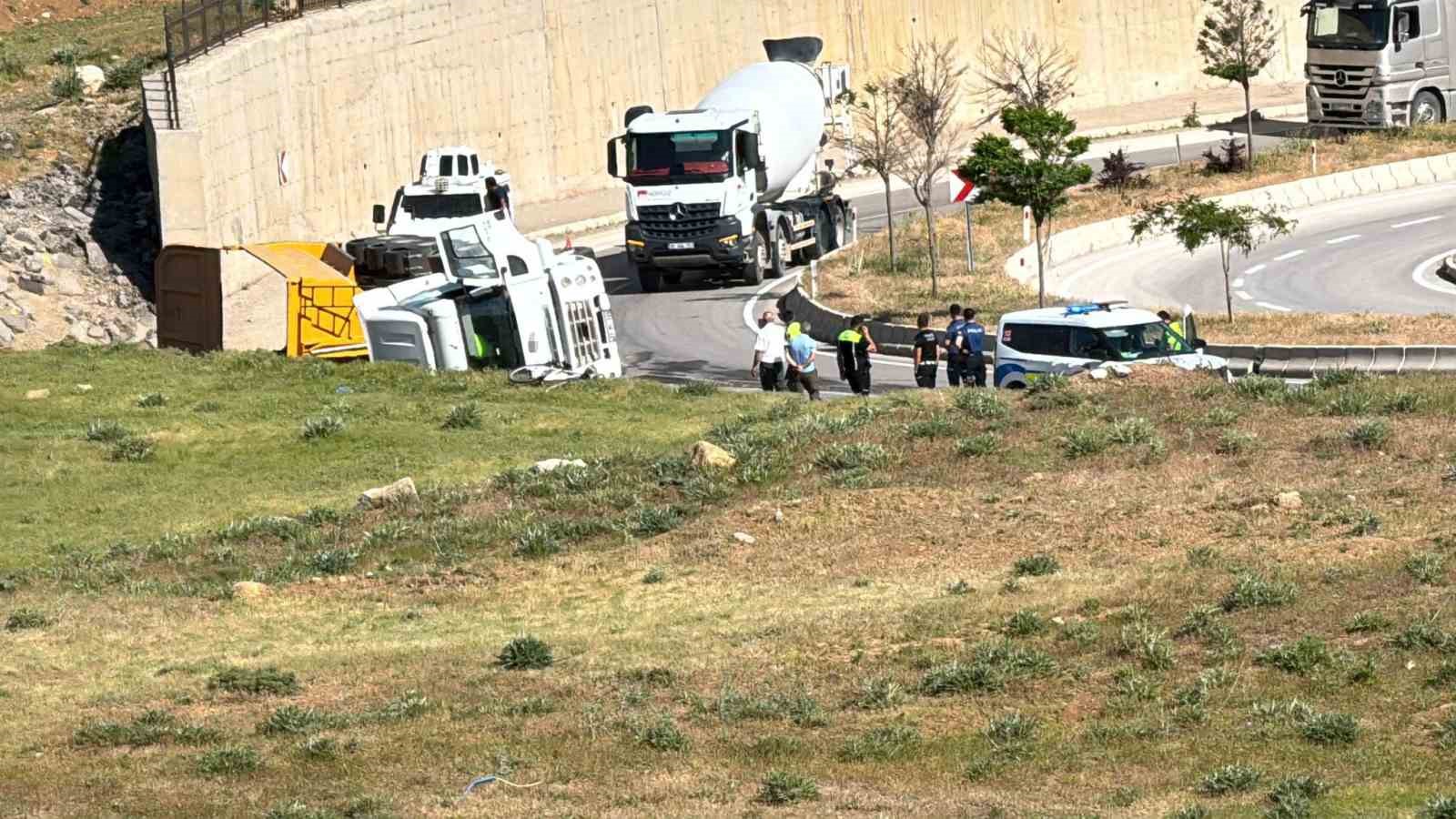 Yüksekova’da hafriyat yüklü kamyon devrildi 4 yuksekovada hafriyat yuklu kamyon devrildi 0 cSHNOqc6