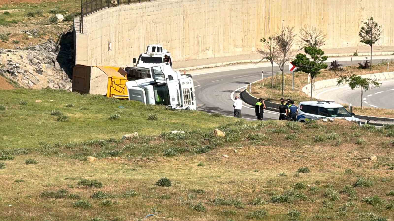 Yüksekova’da hafriyat yüklü kamyon devrildi 6 yuksekovada hafriyat yuklu kamyon devrildi 2 eA7hLkhs