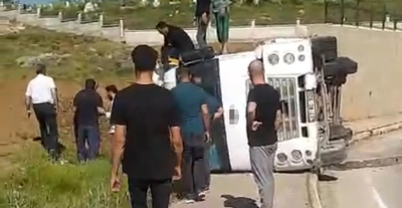 Yüksekova’da hafriyat yüklü kamyon devrildi 8 yuksekovada hafriyat yuklu kamyon devrildi 4 6mswapf2