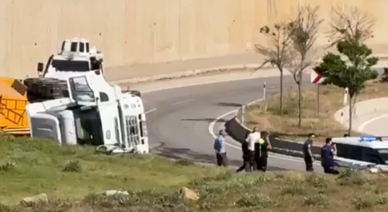 Yüksekova’da hafriyat yüklü kamyon devrildi 9 yuksekovada hafriyat yuklu kamyon devrildi 5 2VqSgFE2