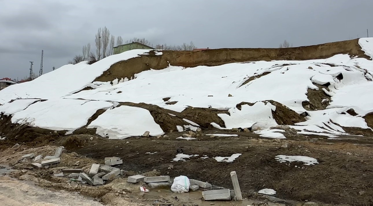 yuksekovada heyelan bolgesinde calismalar suruyor 1 iPXnXIRg