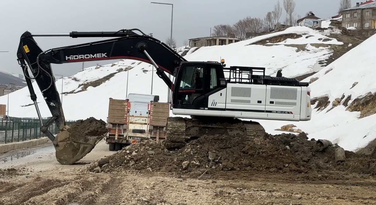 yuksekovada heyelan bolgesinde calismalar suruyor 11 Hq2cDbyV