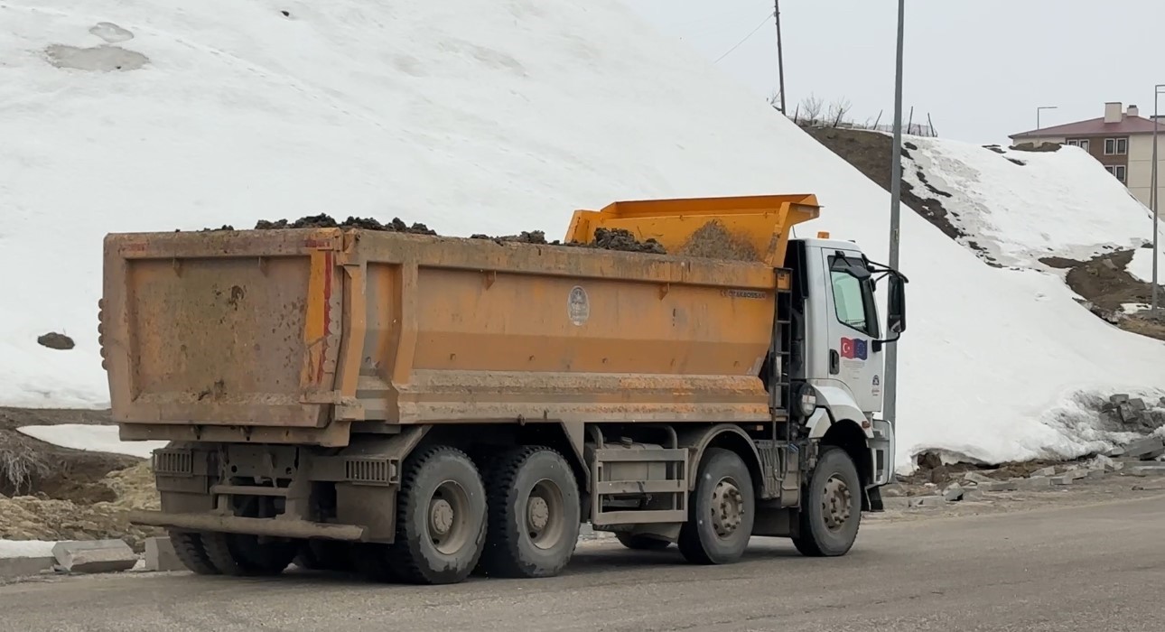 yuksekovada heyelan bolgesinde calismalar suruyor 15 HwskvuVs