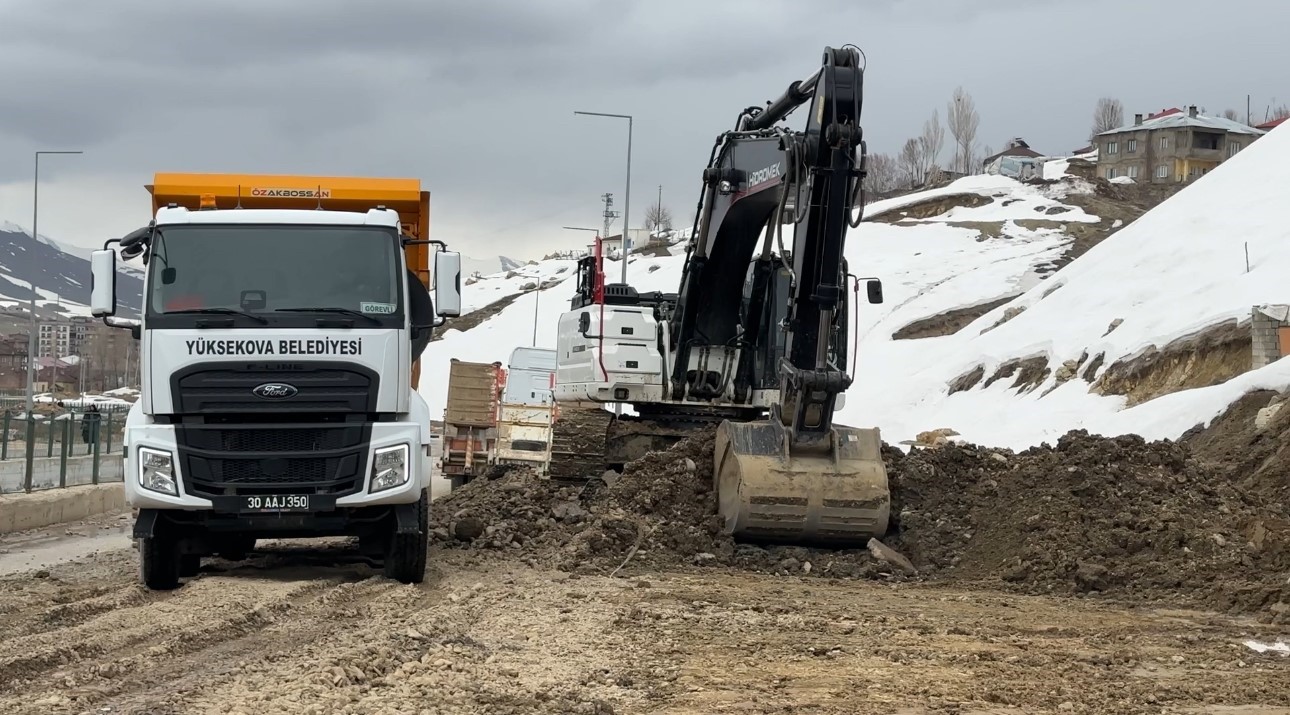 yuksekovada heyelan bolgesinde calismalar suruyor 3