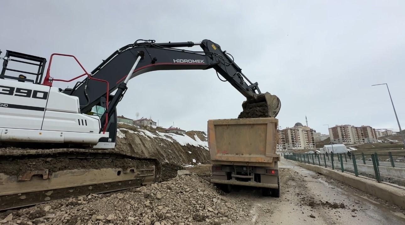 yuksekovada heyelan bolgesinde calismalar suruyor 5