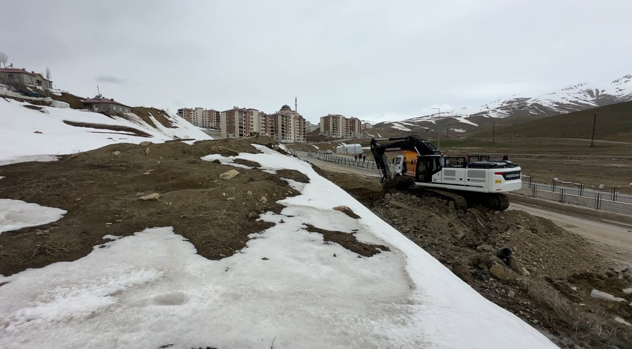 yuksekovada heyelan bolgesinde calismalar suruyor 6 kJOYylZm