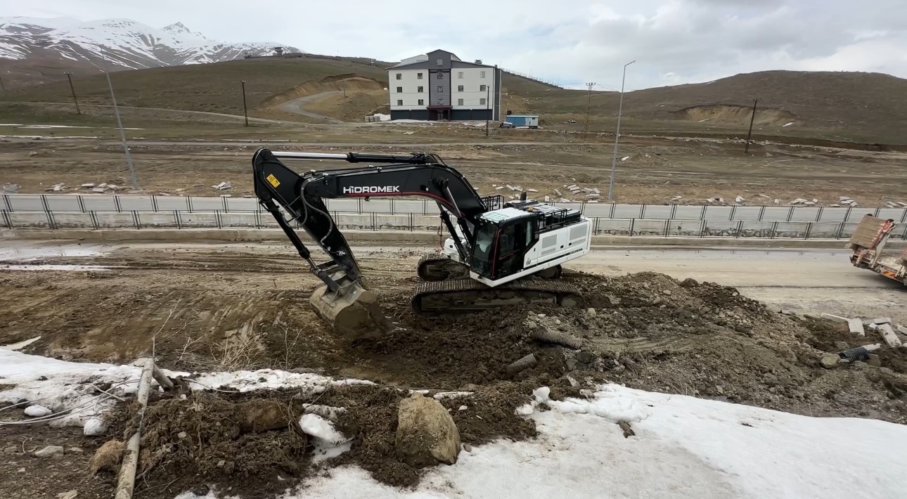 yuksekovada heyelan bolgesinde calismalar suruyor 8 peW6RO7V