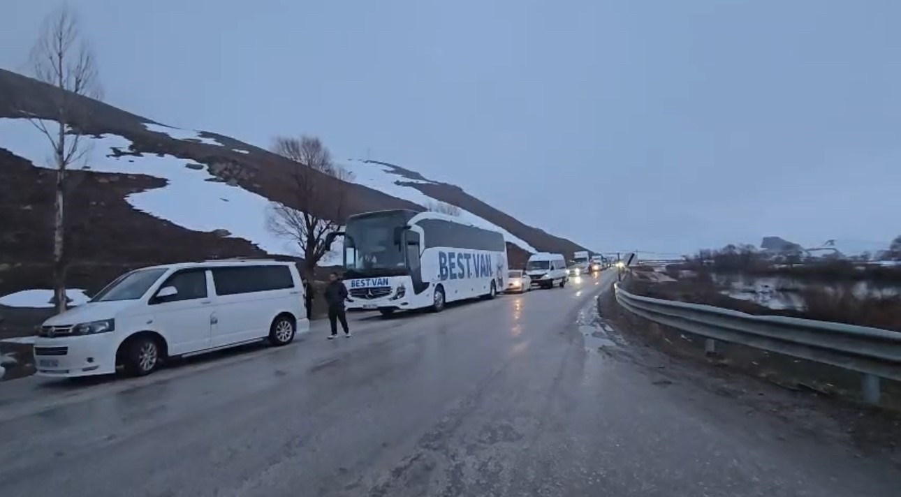 yuksekovada heyelan karayolunu yuttu ilcenin cevre illerle ulasimi kesildi 1