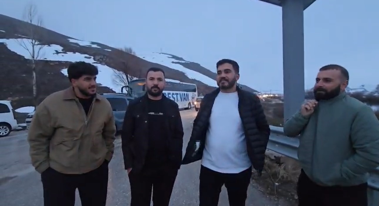 yuksekovada heyelan karayolunu yuttu ilcenin cevre illerle ulasimi kesildi 3 gIYSEMnf
