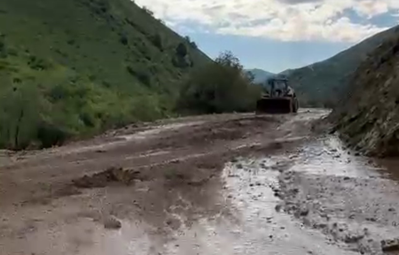 Yüksekova’da heyelan: Mezra yolu ulaşıma kapandı 5 yuksekovada heyelan mezra yolu ulasima kapandi 1 bhS3ji3h