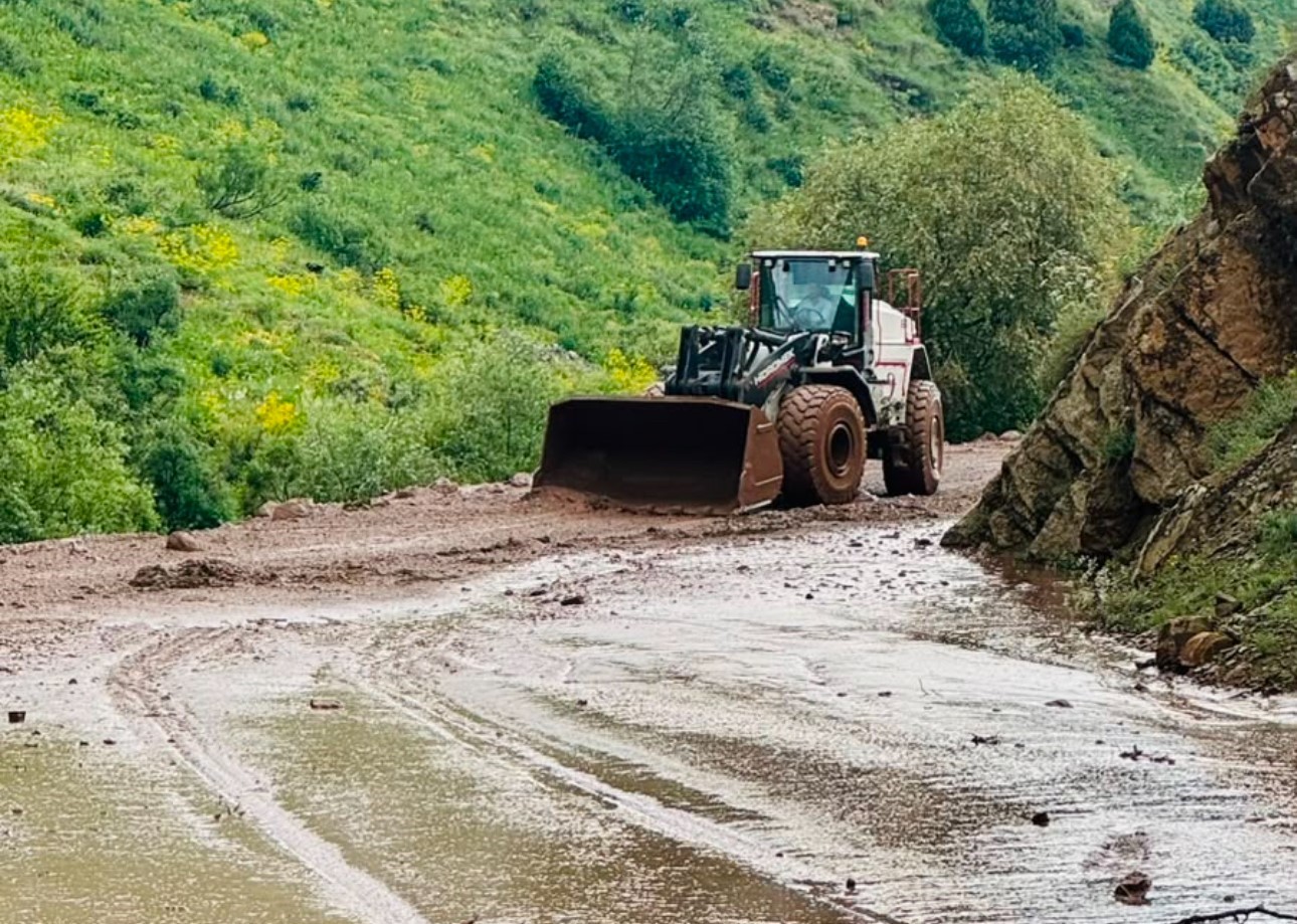 Yüksekova’da heyelan: Mezra yolu ulaşıma kapandı 6 yuksekovada heyelan mezra yolu ulasima kapandi 2 TIKV34zm