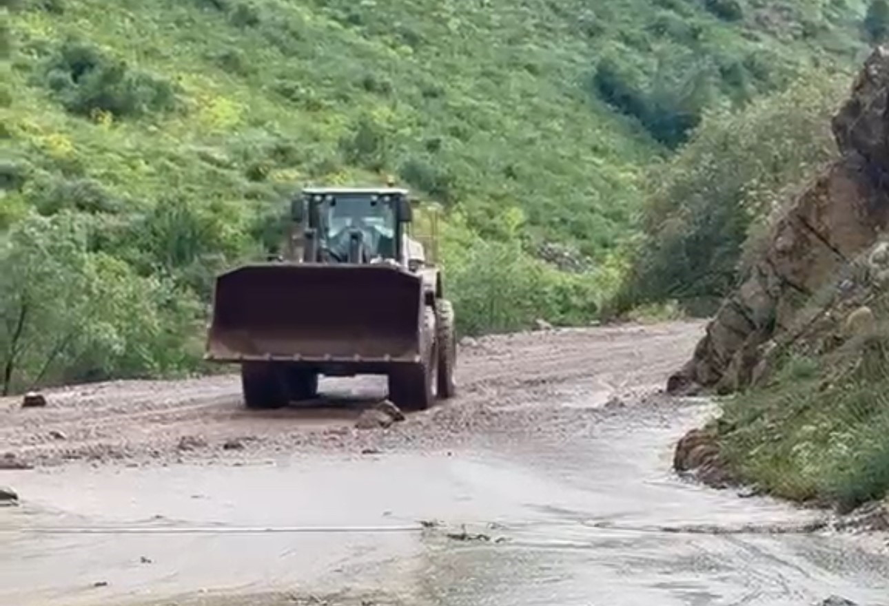 Yüksekova’da heyelan: Mezra yolu ulaşıma kapandı 8 yuksekovada heyelan mezra yolu ulasima kapandi 4 NKYcZ6HJ