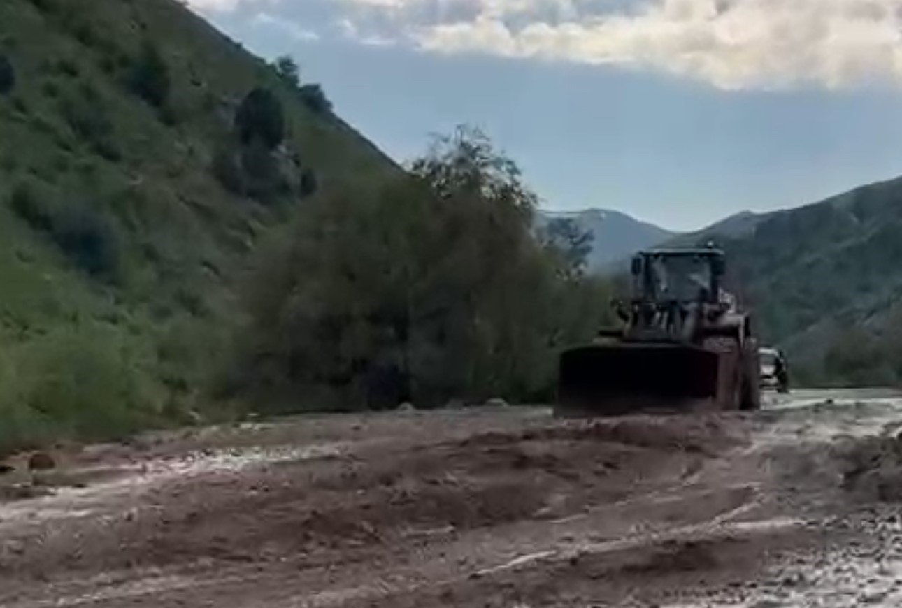 Yüksekova’da heyelan: Mezra yolu ulaşıma kapandı 9 yuksekovada heyelan mezra yolu ulasima kapandi 5 6DwmgD19