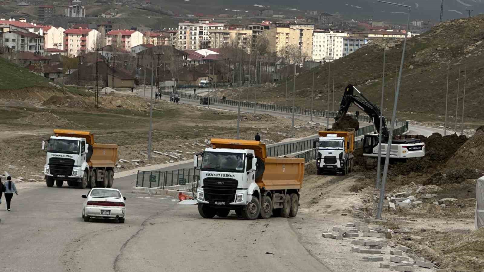 yuksekovada heyelan nedeniyle tek seridi 19 gundur kapali olan yol temizleniyor 10