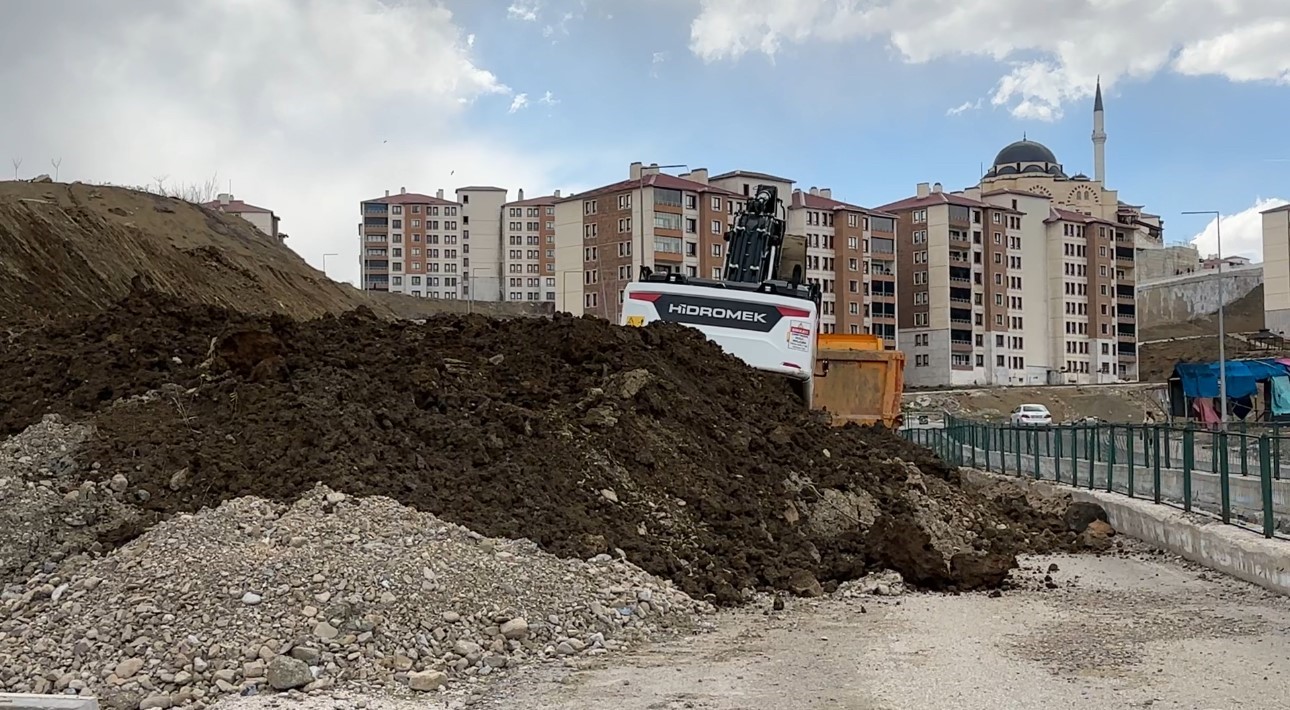 yuksekovada heyelan nedeniyle tek seridi 19 gundur kapali olan yol temizleniyor 2 EjPdOvXj