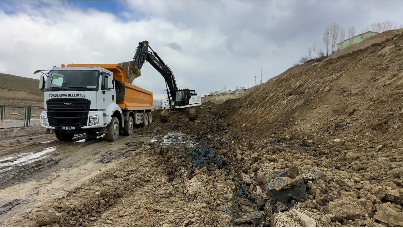 yuksekovada heyelan nedeniyle tek seridi 19 gundur kapali olan yol temizleniyor 5 rzFj8ce4