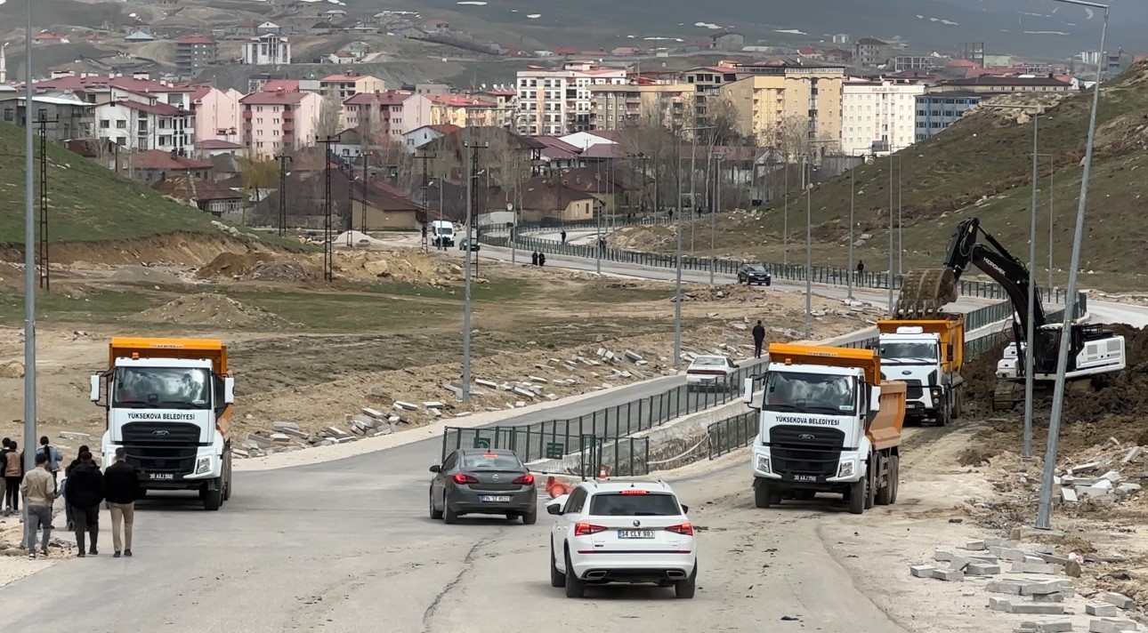 yuksekovada heyelan nedeniyle tek seridi 19 gundur kapali olan yol temizleniyor 7 TgMNsJPt