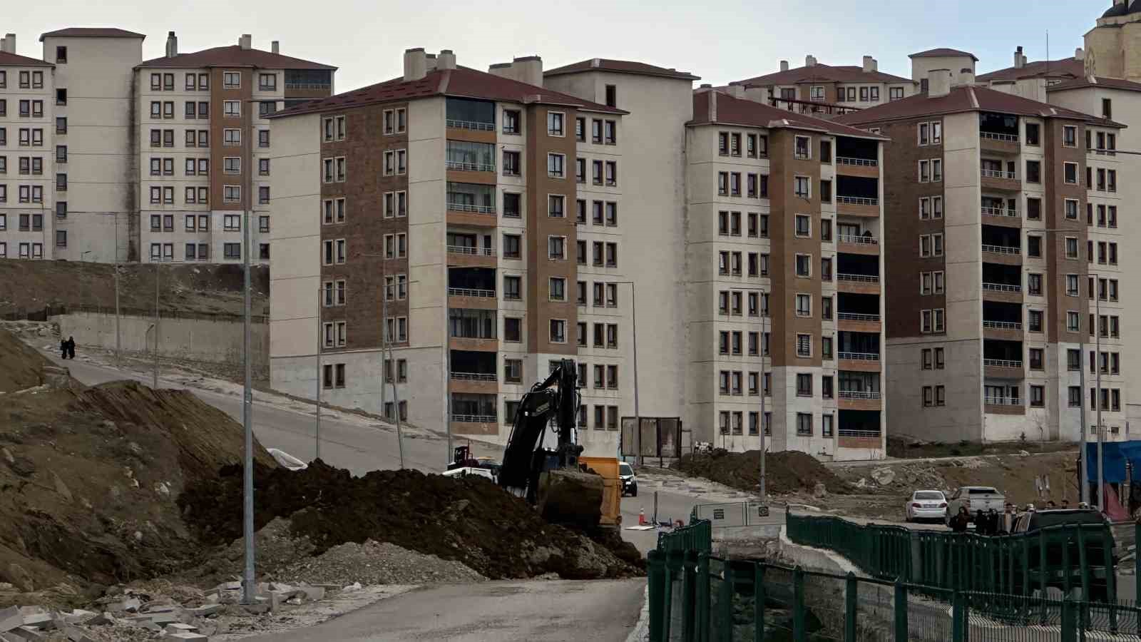 yuksekovada heyelan nedeniyle tek seridi 19 gundur kapali olan yol temizleniyor 8
