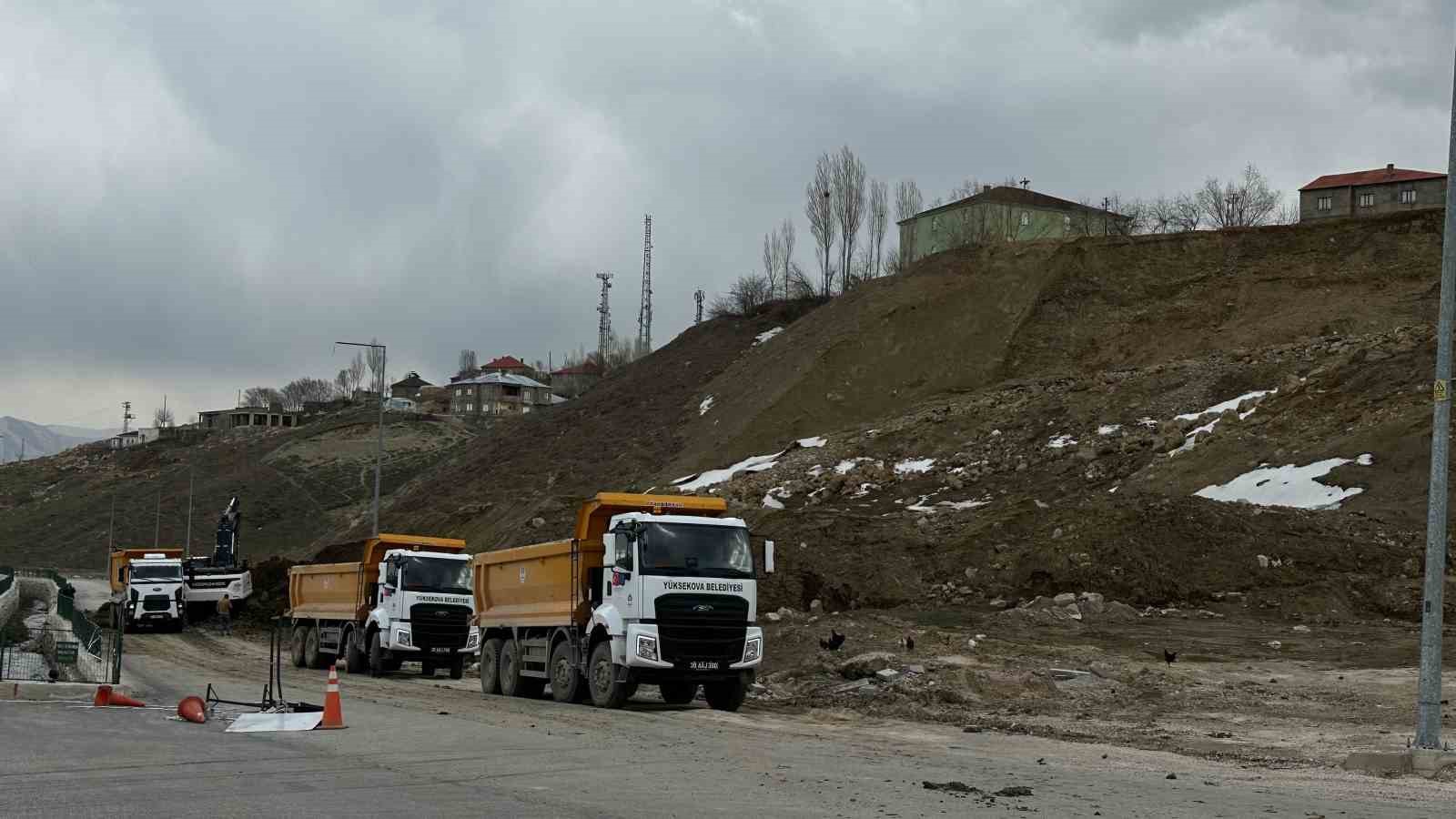 yuksekovada heyelan nedeniyle tek seridi 19 gundur kapali olan yol temizleniyor 9 vb1YtngT