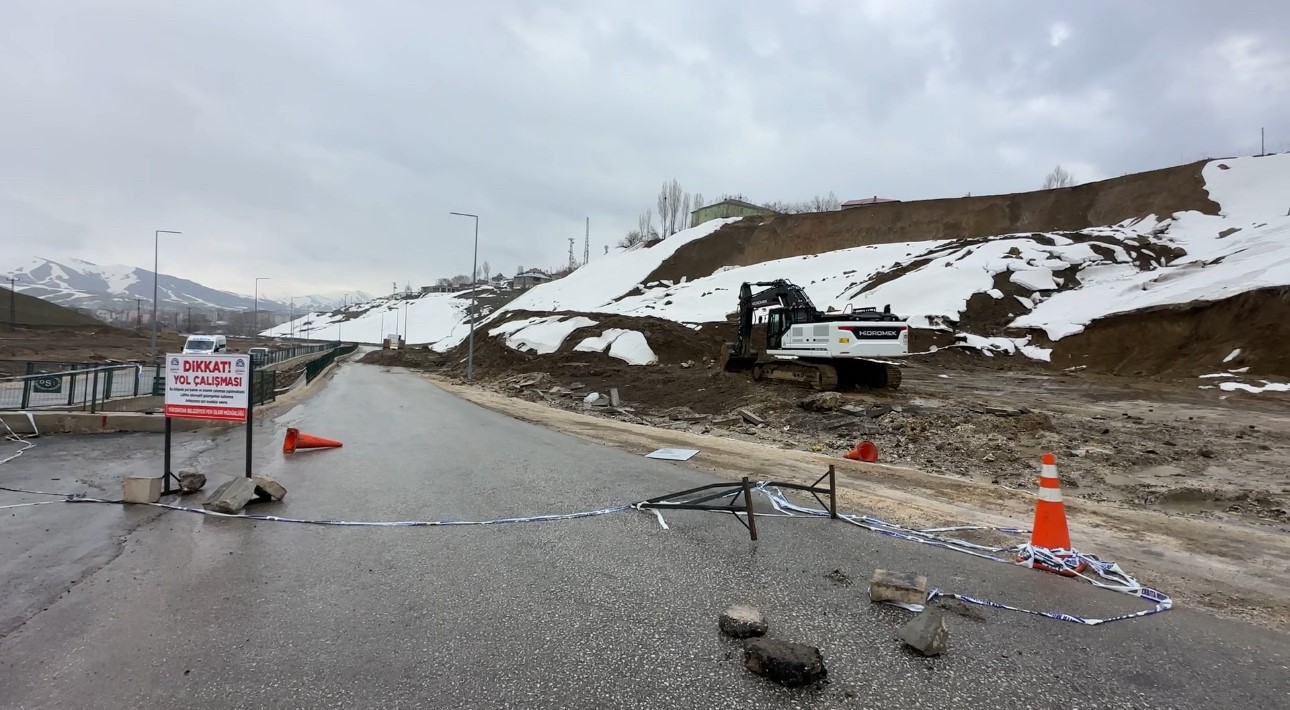 yuksekovada heyelan pizok yolu 5 gundur tek serit acik 2 zeGVrQRn