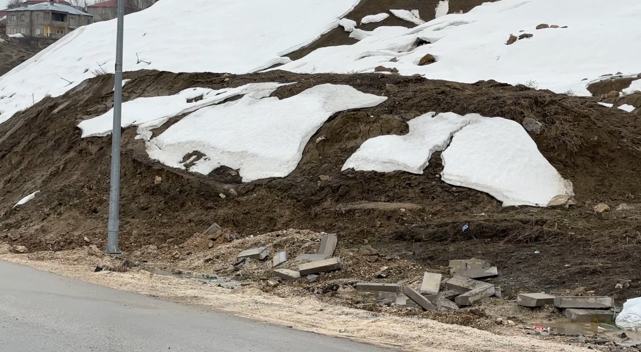 yuksekovada heyelan pizok yolu 5 gundur tek serit acik 3 3HJuYDXm