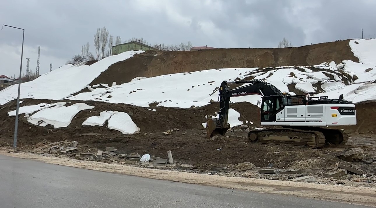 yuksekovada heyelan pizok yolu 5 gundur tek serit acik 5 ErZOQJBY
