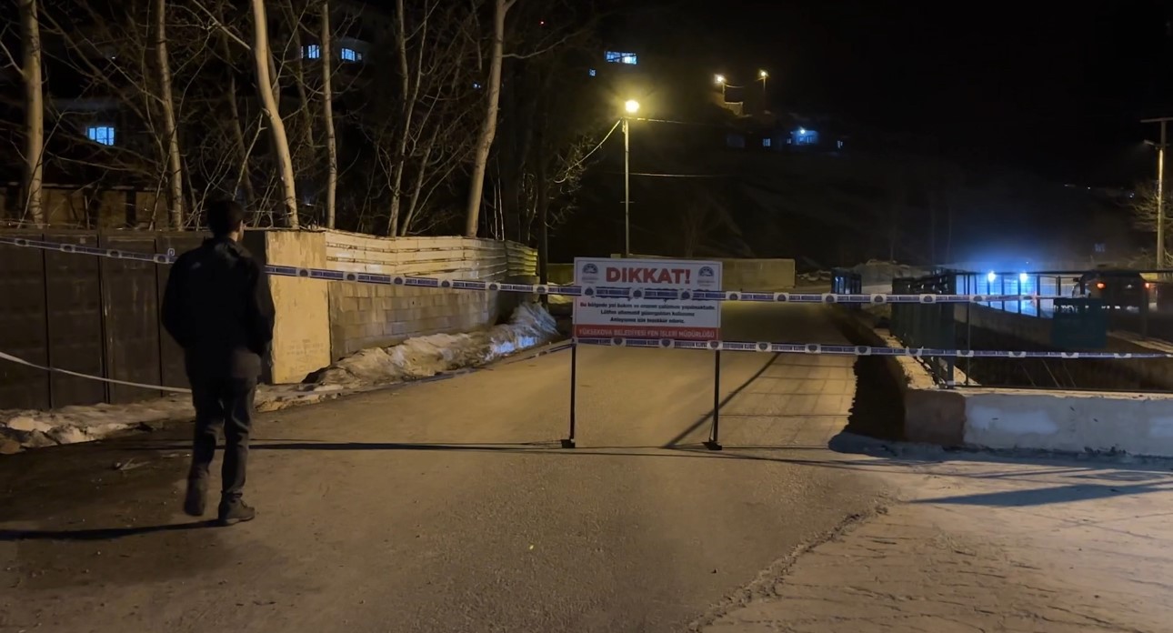yuksekovada heyelan pizok yolu trafige kapatildi 1 55D9ew8A