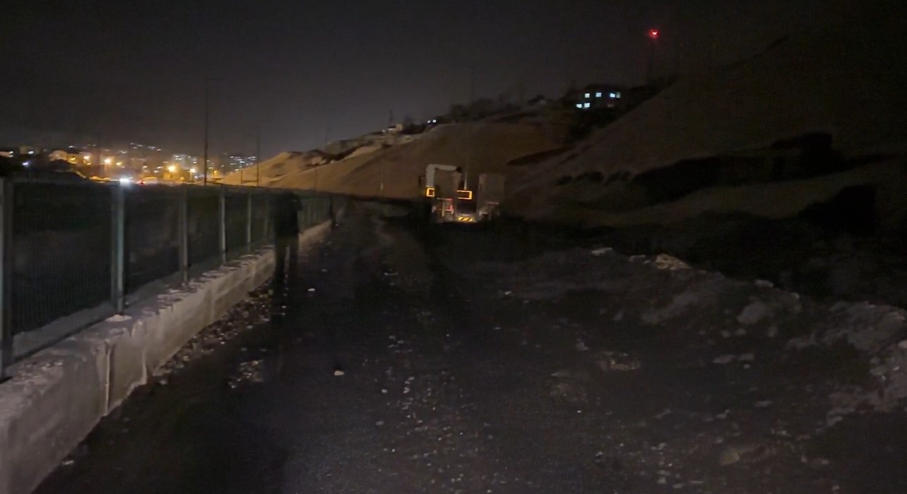 yuksekovada heyelan pizok yolu trafige kapatildi 3 ieSillO4