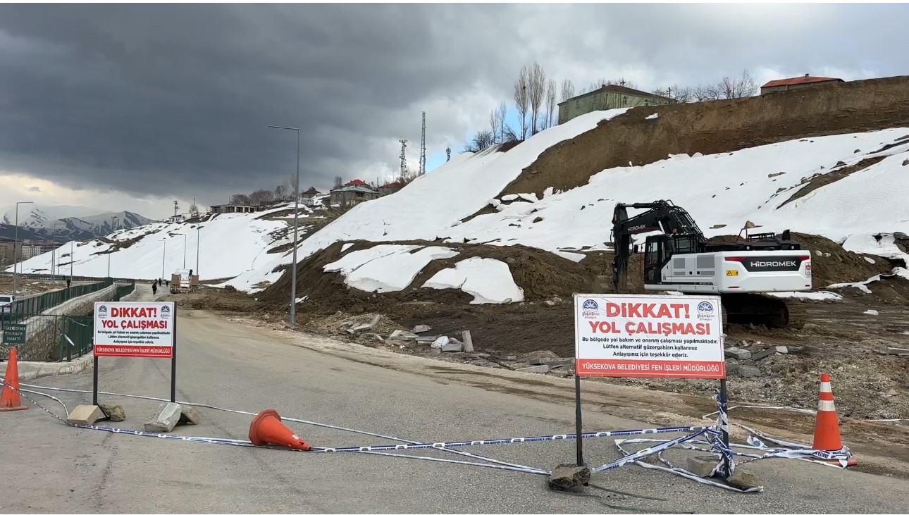 Yüksekova’da heyelan: Trafik 3 gündür tek şeritten sağlanıyor 4 yuksekovada heyelan trafik 3 gundur tek seritten saglaniyor 0 1NcI5e44