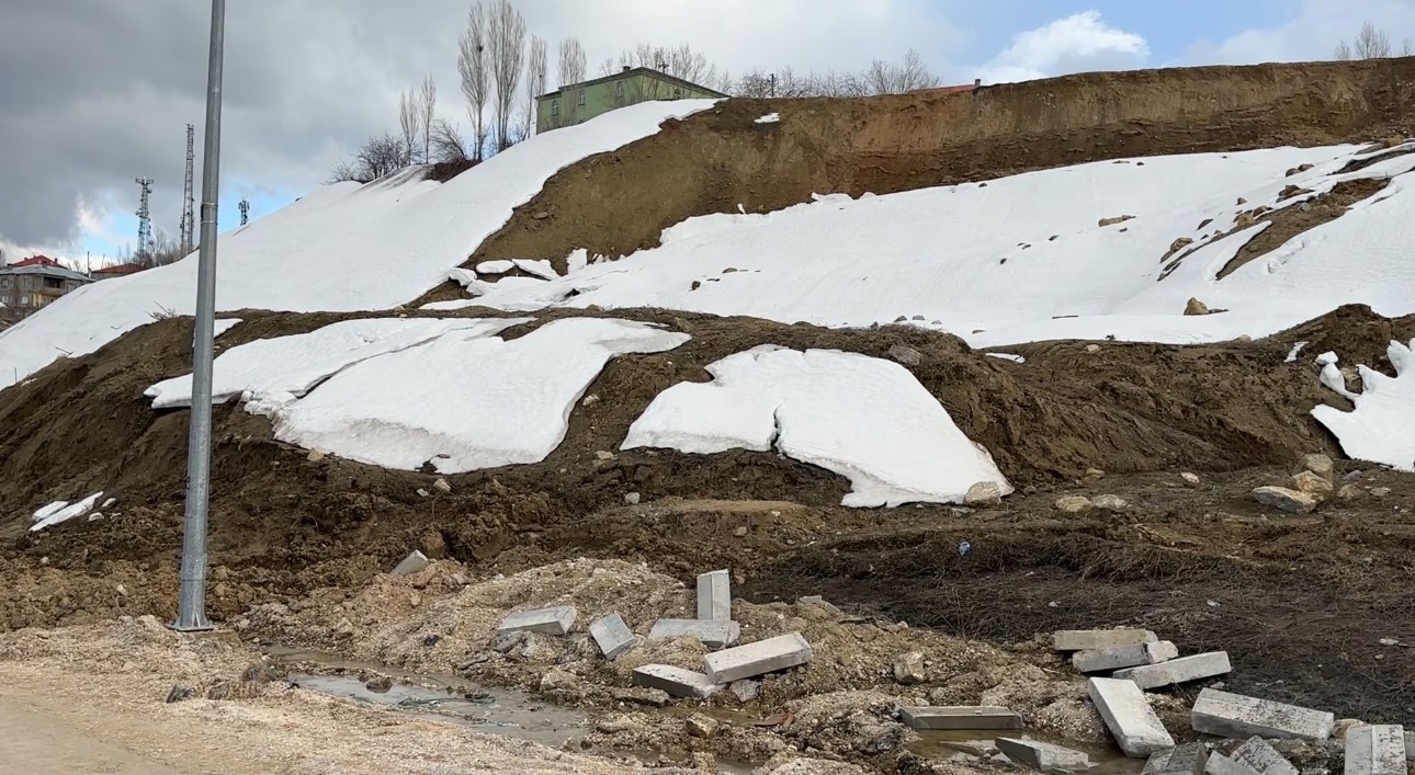 Yüksekova’da heyelan: Trafik 3 gündür tek şeritten sağlanıyor 5 yuksekovada heyelan trafik 3 gundur tek seritten saglaniyor 1 pBplG6JN