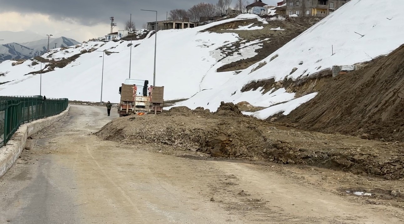 Yüksekova’da heyelan: Trafik 3 gündür tek şeritten sağlanıyor 6 yuksekovada heyelan trafik 3 gundur tek seritten saglaniyor 2 e6rX3Ah7