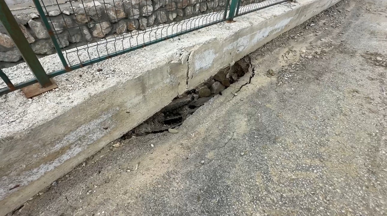 Yüksekova’da heyelan: Trafik 3 gündür tek şeritten sağlanıyor 7 yuksekovada heyelan trafik 3 gundur tek seritten saglaniyor 3 OdP6SfMy