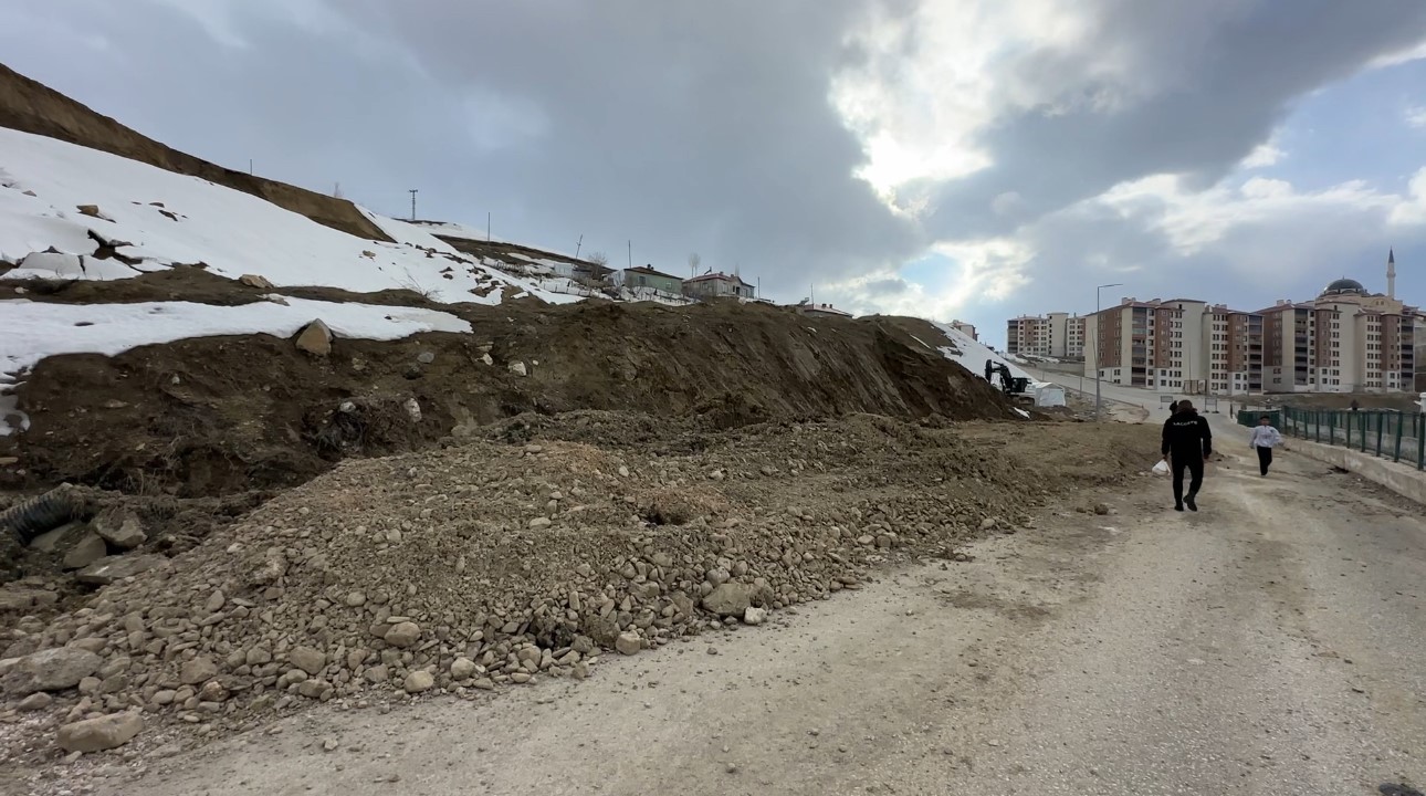Yüksekova’da heyelan: Trafik 3 gündür tek şeritten sağlanıyor 8 yuksekovada heyelan trafik 3 gundur tek seritten saglaniyor 4 G6UpeZRM