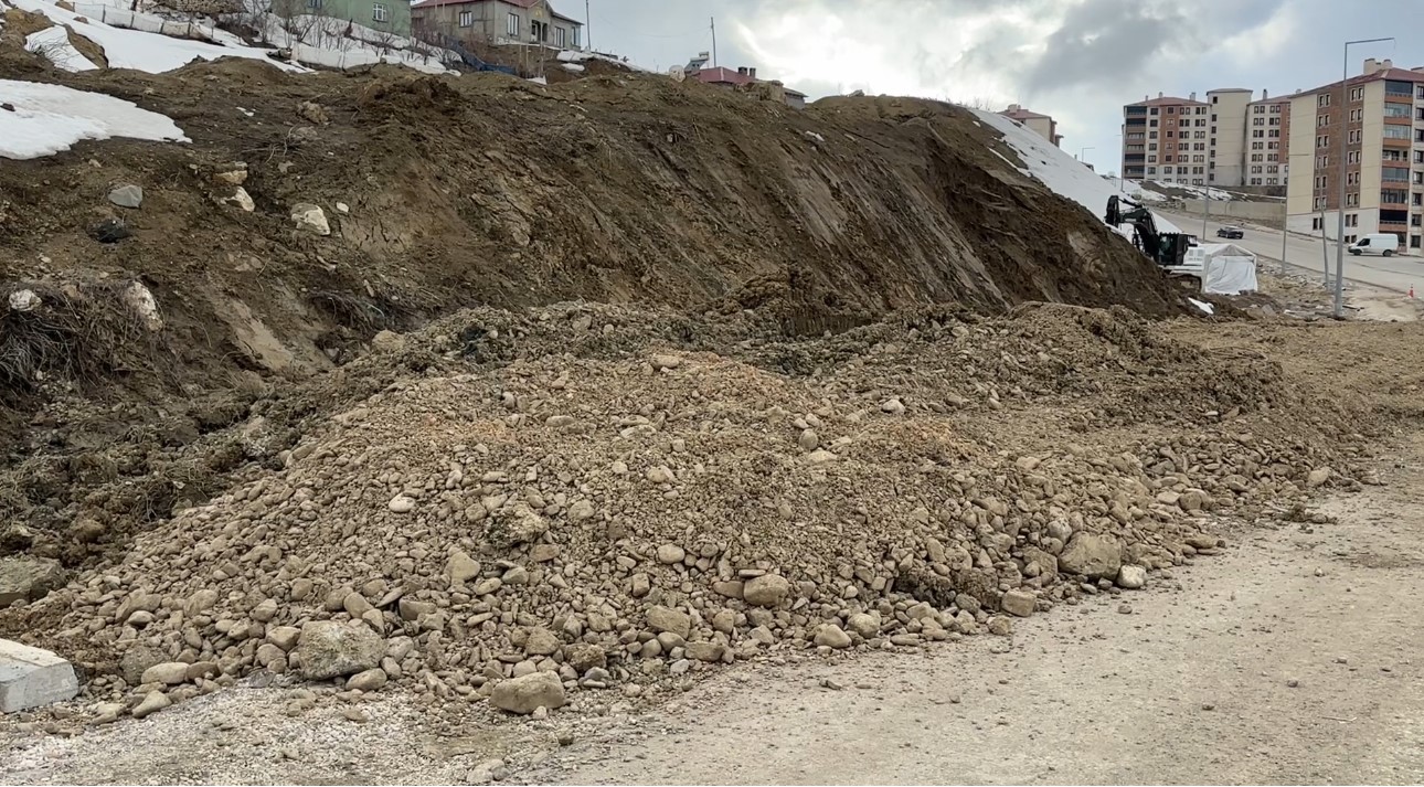 Yüksekova’da heyelan: Trafik 3 gündür tek şeritten sağlanıyor 9 yuksekovada heyelan trafik 3 gundur tek seritten saglaniyor 5 lHd5Lg2C