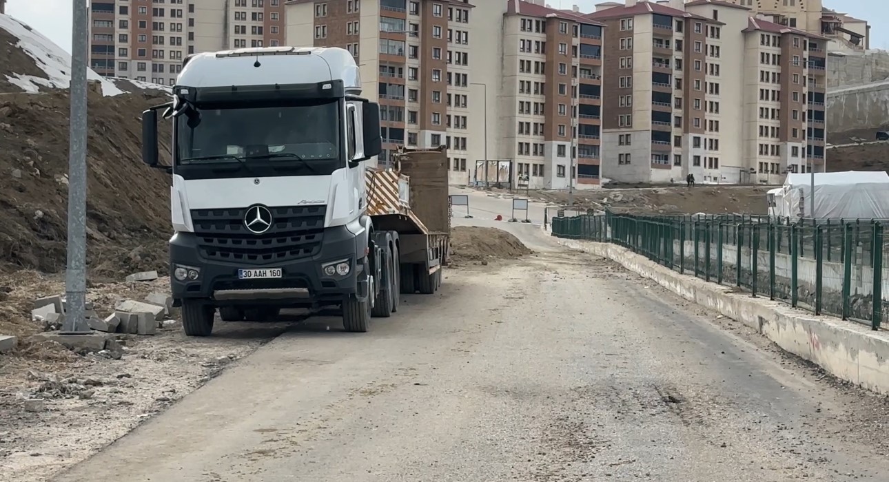 Yüksekova’da heyelan: Trafik 3 gündür tek şeritten sağlanıyor 10 yuksekovada heyelan trafik 3 gundur tek seritten saglaniyor 6 JK9gtrP8