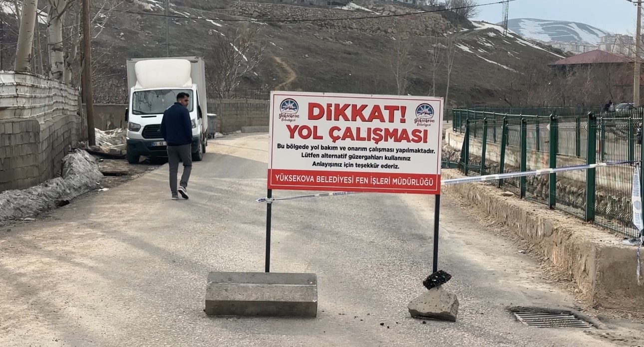 Yüksekova’da heyelan: Trafik 3 gündür tek şeritten sağlanıyor 11 yuksekovada heyelan trafik 3 gundur tek seritten saglaniyor 7 jZ9vgLBX