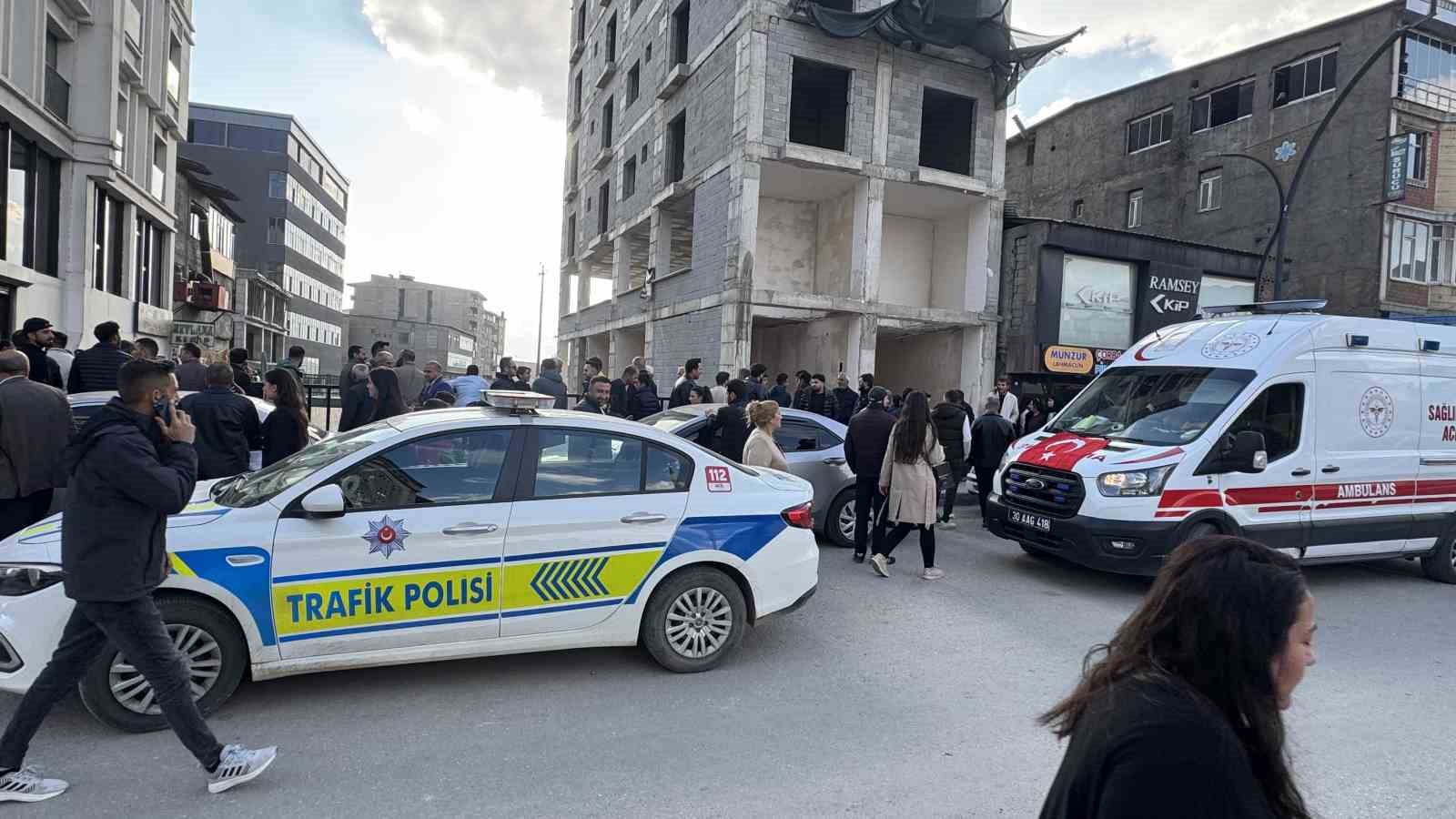 yuksekovada intihar girisimi polis uzun ugraslar sonucu vatandasi kurtardi 1 LIy2aBql