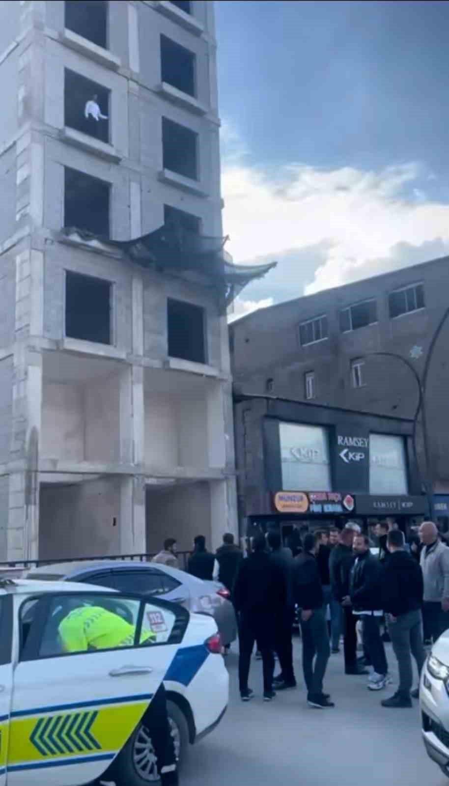 yuksekovada intihar girisimi polis uzun ugraslar sonucu vatandasi kurtardi 3 P3ghkNVJ